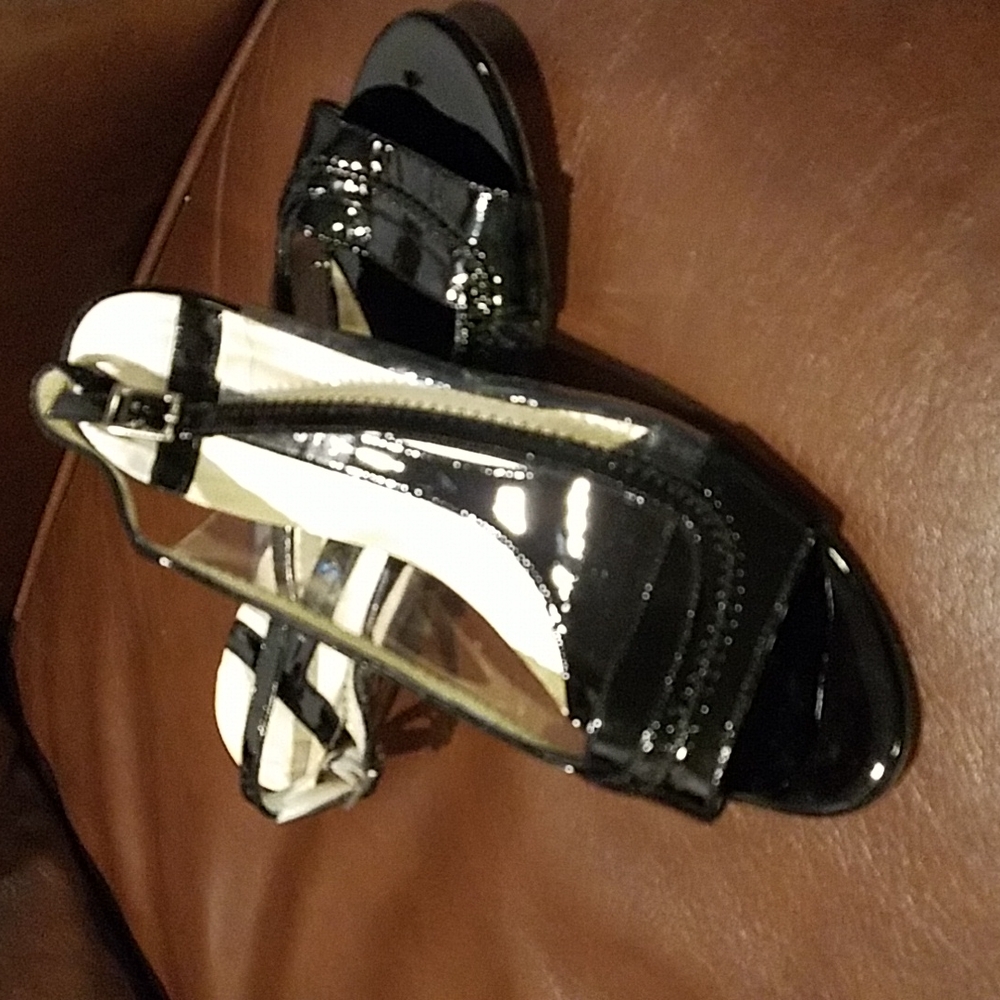 NEW Theory Black patent peek a boo flats. Size 36